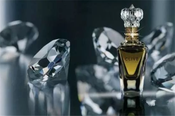 世界十大最贵奢侈品：难以想象，一瓶矿泉水居然要6万美元