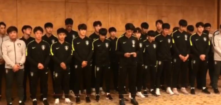 【惊呆】熊猫杯夺冠后侮辱奖杯是怎么回事 韩国全体队员教练鞠躬致歉