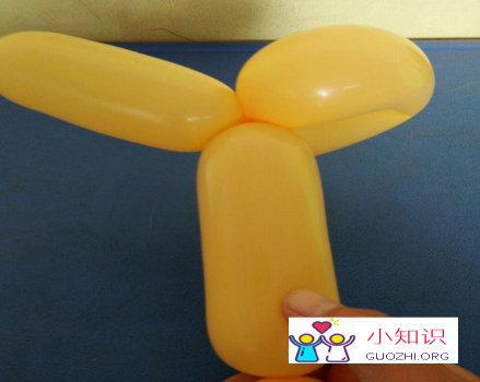 如何用长气球做成小狗?